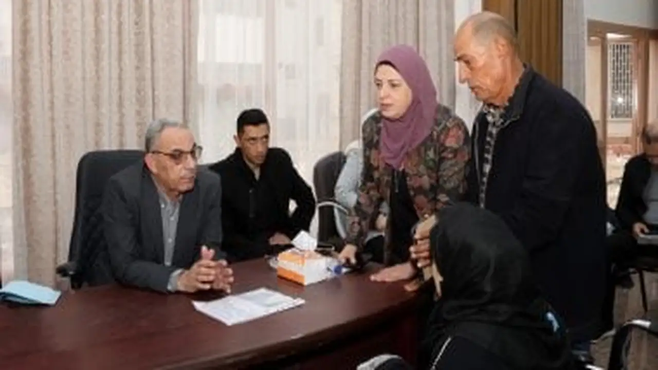 محافظ الإسماعيلية يلتقي 88 مواطناً لبحث شكاواهم رغم موجة الطقس السيئ